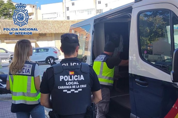Agentes de la Policía Nacional y Local, durante la operación