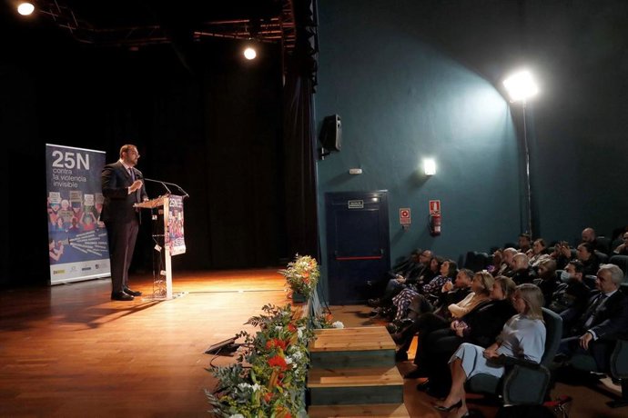 Archivo - El presidente del Principado, Adrián Barbón, interviene en el acto del 25N.