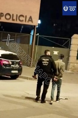 Imagen del detenido, custodiado por la Policía Local