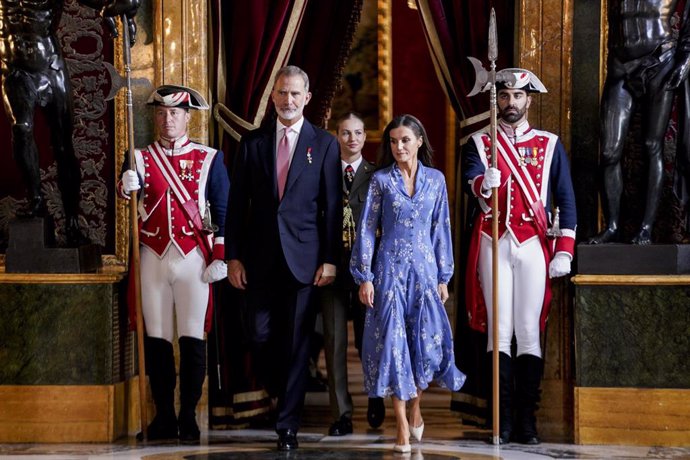 La princesa Leonor, la Reina Letizia y el Rey Felipe VI durante una recepción con motivo del Día de la Fiesta Nacional de España, en el Palacio Real, a 12 de octubre de 2023, en Madrid (España).