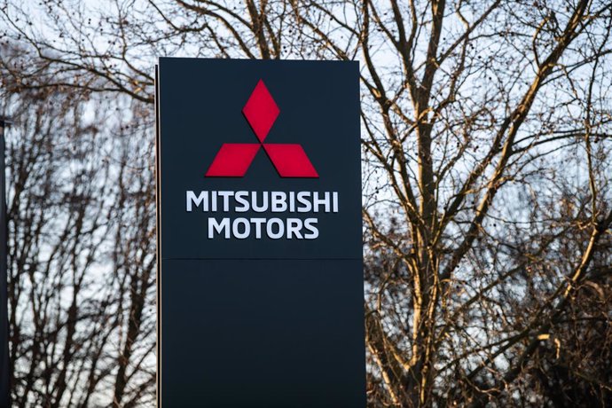 Archivo - 21 January 2020, Hessen, Friedberg: A general view of the logo of Japanese car manufacturer Mitsubishi Motors outside its Friedberg headquarters. German prosecutors on Tuesday launched a series of raids in business premises across the country as