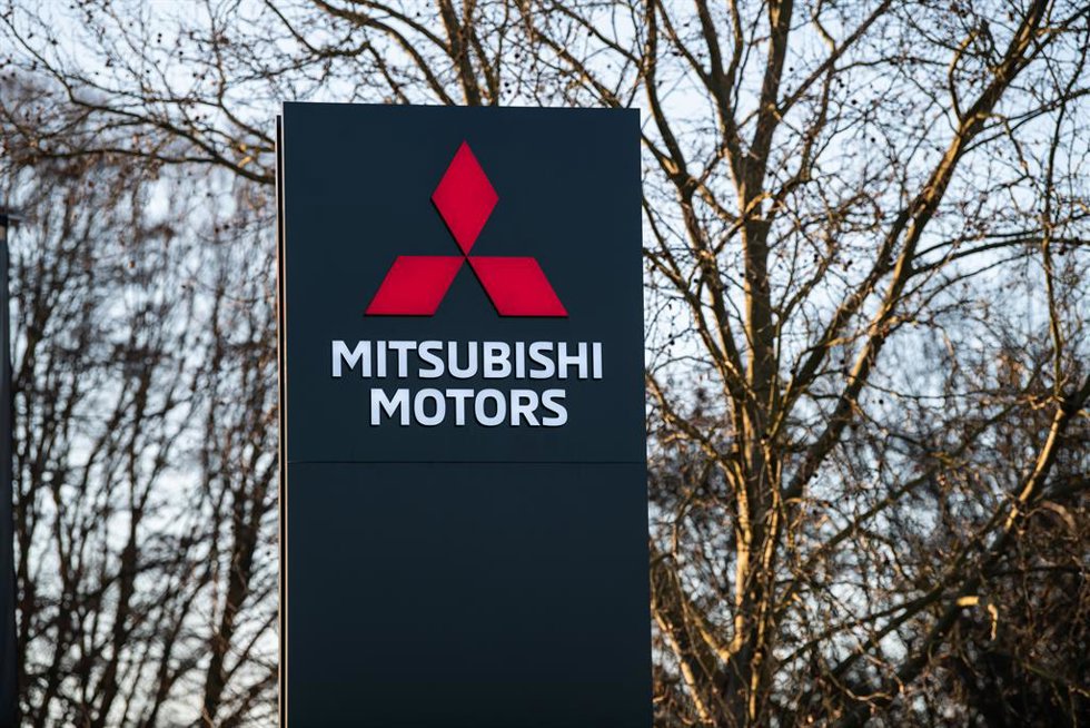 Archivo - 21 January 2020, Hessen, Friedberg: A general view of the logo of Japanese car manufacturer Mitsubishi Motors outside its Friedberg headquarters. German prosecutors on Tuesday launched a series of raids in business premises across the country 