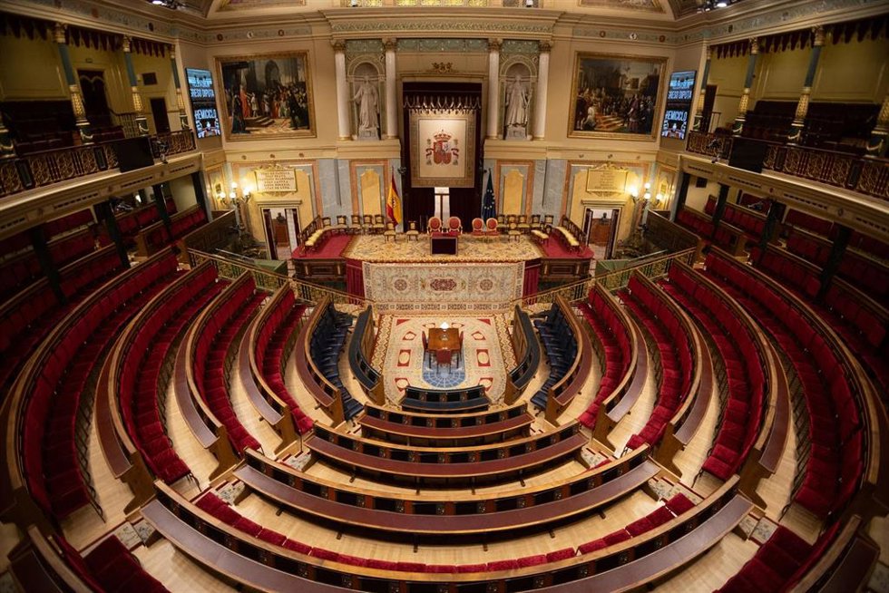 Vista del estrado preparado en el hemiciclo para la jura de la Constitución la Princesa de Asturias, en el Congreso de los Diputados