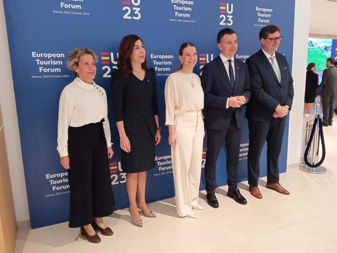 Prohens, en el centro, junto al ministro de Turismo, Héctor Gómez.