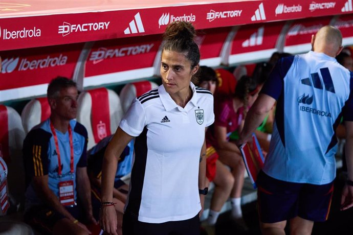 Archivo - La seleccionadora nacional femenina de fútbol, Montse Tomé, antes de un partido ante Suiza. 