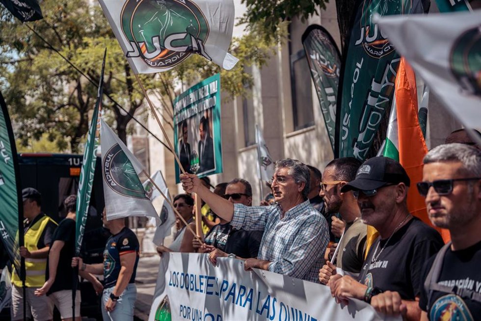 Archivo - Varias personas durante una protesta convocada por la Asociación Profesional Justicia para la Guardia Civil (JUCIL), frente a la Dirección General de la Guardia Civil, a 28 de junio de 2023, en Madrid (España)ón.