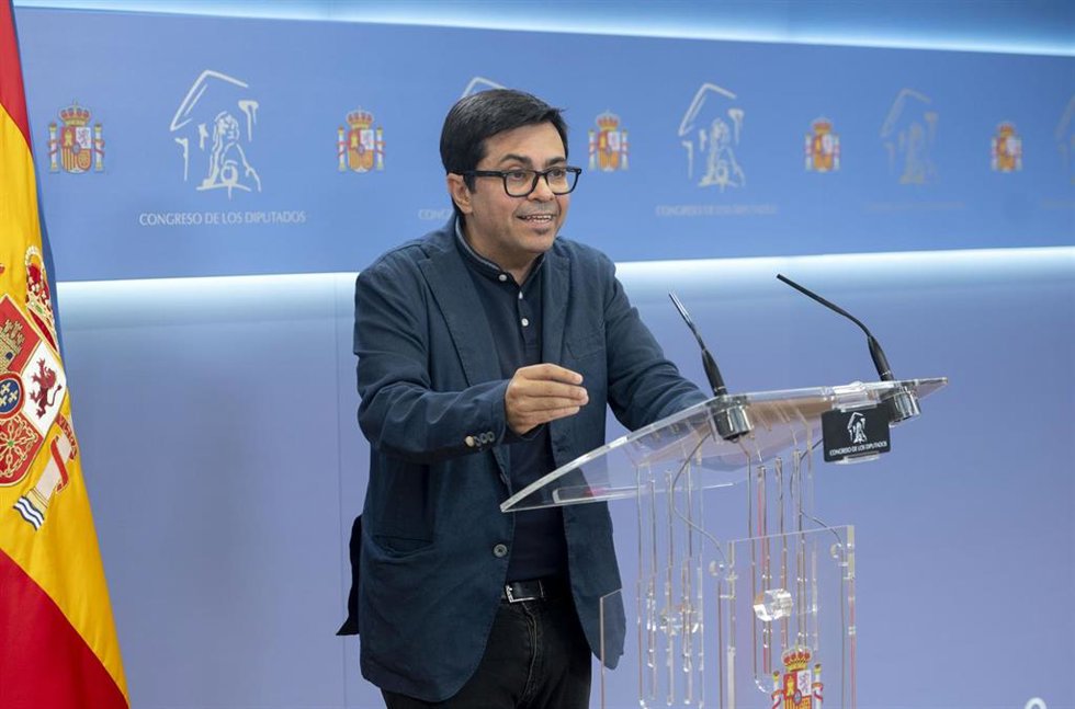 El secretario primero de la Mesa del Congreso, Gerardo Pisarello, ofrece una rueda de prensa en el Congreso de los Diputados, a 10 de octubre de 2023, en Madrid (España).