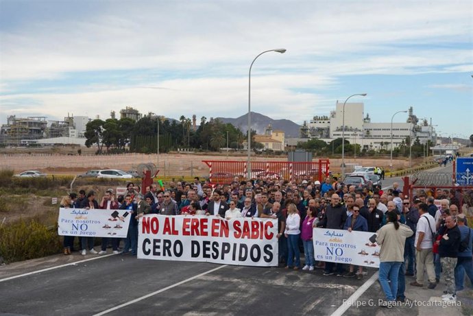 Concentración convocada por trabajadores de Sabic frente a la puerta de la factoría de La Aljorra para reivindicar el "despido cero", después de que la empresa anunciara el cierre de una de sus plantas, 'Lexan II', en la que trabajan más de 130 empleados