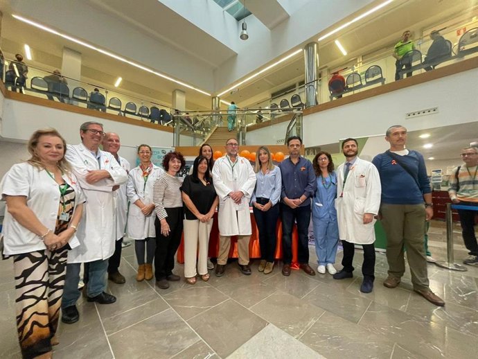 Profesionales, junto a pacientes, familiares y representantes de asociaciones asisten a actividades para la promoción de hábitos saludables prevenir el Ictus