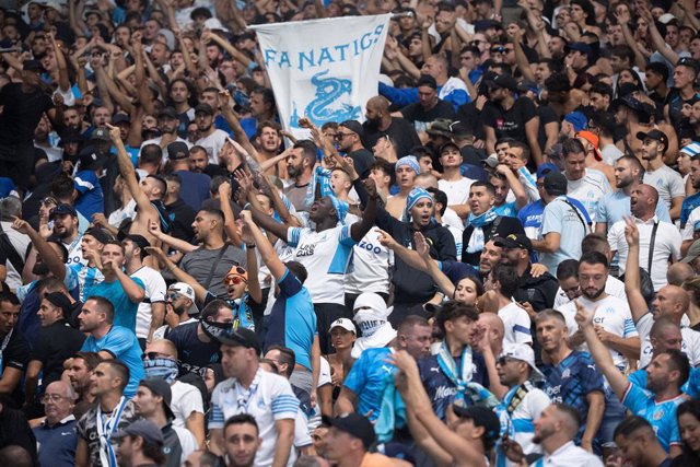 Archivo - 13 September 2022, France, Marseille: Marseille fans cheer in the stands ahead of the UEFA Champions League Group D soccer match between Olympique Marseille and Eintracht Frankfurt at Orange Velodrome. Photo: Sebastian Gollnow/dpa