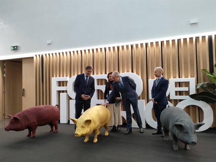 El alcalde de Salamanca, Carlos García Carbayo, la directora de Gastroactitud, Julia Pérez, el presidente de la Diputación de Salamanca, Javier Iglesias, y el vicerrector de Economía, Javier González, de izquierda a derecha, en el IV Foro del Ibérico