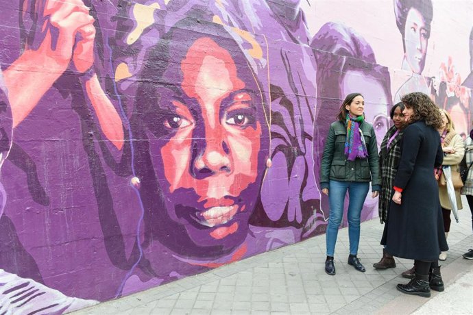 Archivo - La portavoz del PSOE del Ayuntamiento de Madrid, Reyes Maroto (c), participa en una cadena humana que une el mural feminista de Ciudad Lineal  