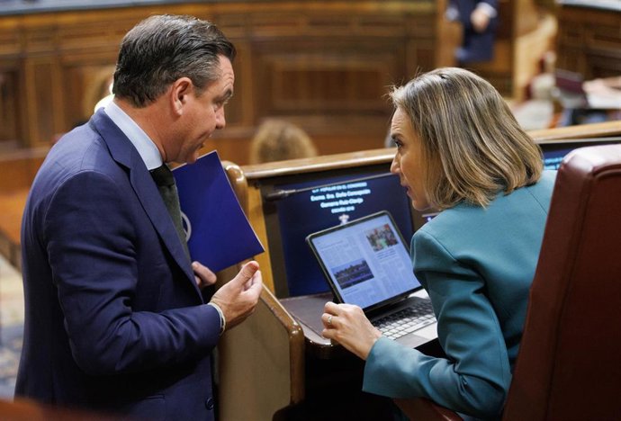 Archivo - El diputado del PP Miquel ngel Jerez y la portavoz del PP en el Congreso, Cuca Gamarra, durante una sesión de control al Gobierno, en el Congreso de los Diputados, a 26 de abril de 2023