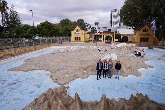 La concejala delegada de Educación, María Paz Flores, y el concejal delegado del distrito Palma-Palmilla, Francisco Pomares, visitan obras de reforma del mapa en relieve de la Escuela Infantil de Martiricos