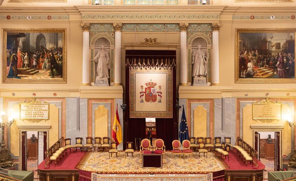 Vista del estado preparado en el hemiciclo para la jura de la Constitución la Princesa de Asturias, en el Congreso de los Diputados, a 27 de octubre de 2023, en Madrid (España). El Congreso ha montado el estrado del hemiciclo en el que la Princesa de As
