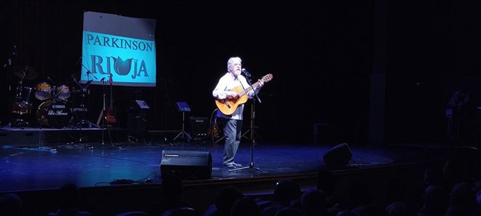 El cantautor Michel García en la gala de la Asociación Parkinson Rioja