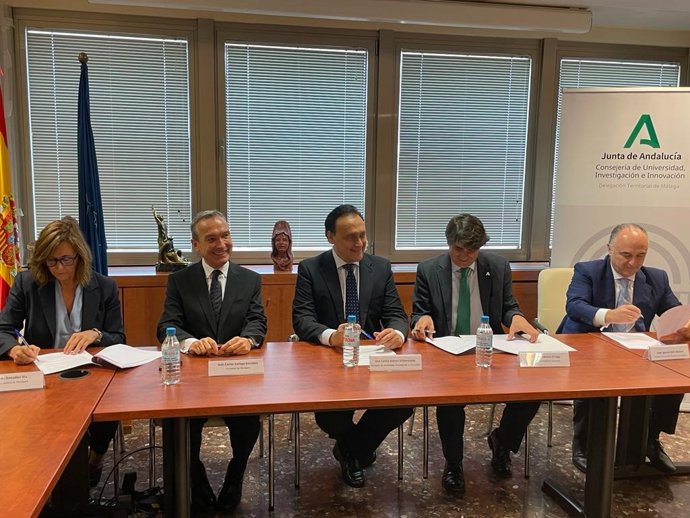 La Junta y MicroBank incentivarán la actividad emprendedora y proyectos empresariales innovadores.