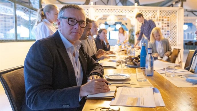 Gavira en la reunión con sector pesquero en Vejer.