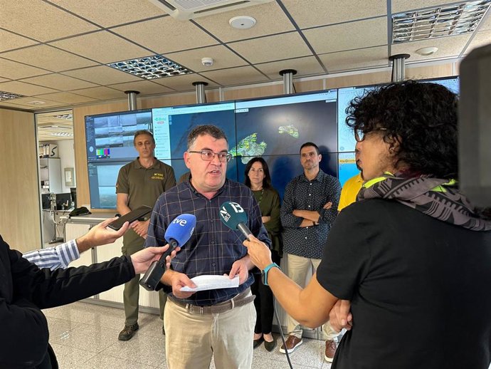 Joan Simonet atendiendo a medios