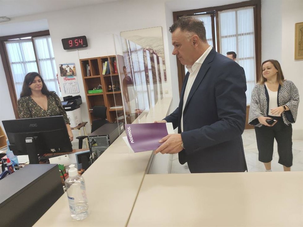 El portavoz adjunto del Grupo Por Andalucía y miembro de Podemos, Juan Antonio Delgado, este lunes en el Registro del Parlamento de la Proposición de Ley para dotar al Parque de Doñana de personalidad jurídica propia.