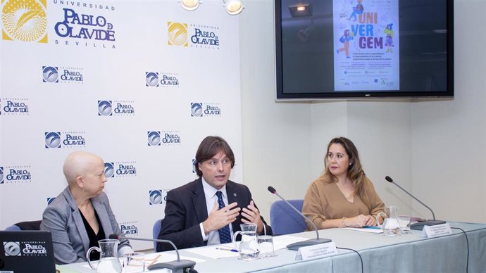 De izquierda a derecha, Olga Carrión, directora del IAM; el rector de la UPO, Francisco Oliva; y la delegada del rector para la Igualdad, Mónica Domínguez.