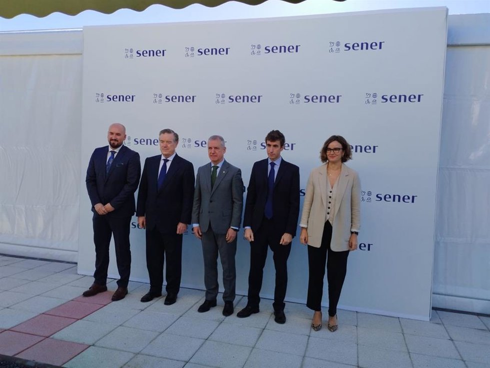 El Lehendakari, Iñigo Urkullu, y el presidente de Sener, Andrés Sendagorta, entre otros, en la colocación de la primera piedra de la nueva planta de Sener en Zamudio (Bizkaia)