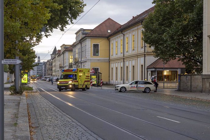 Archivo - Una ambulancia en la ciudad alemana de Dresde tras el hallazgo de una bomba de la Segunda Guerra Mundial