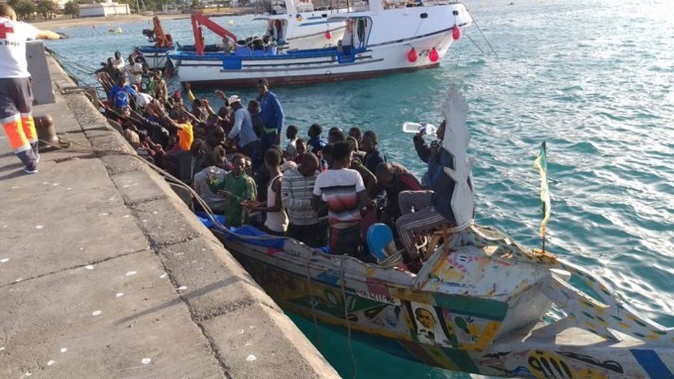 Archivo - Imagen de recurso de un cayuco con un centenar de personas llegando al puerto de Los Cristianos