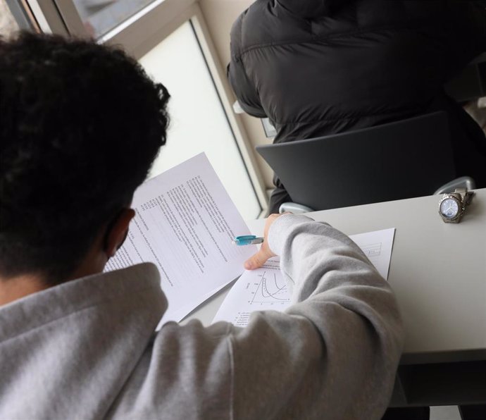 Archivo - Un alumno realizando un examen