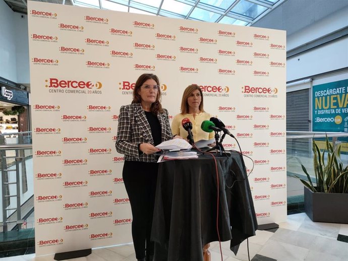 La gerente del CC Berceo, Rosario Salas y la responsable de Marketing, Beatriz Martínez, en comparecencia de prensa