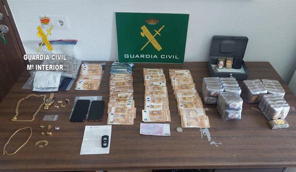 Droga y dinero intervenidos en la vivienda