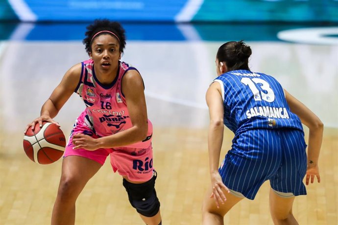 Archivo - Helena Oma  (con el Ensino) en un partido de la Copa de la Reina 2021 contra Perfumerías Avenida