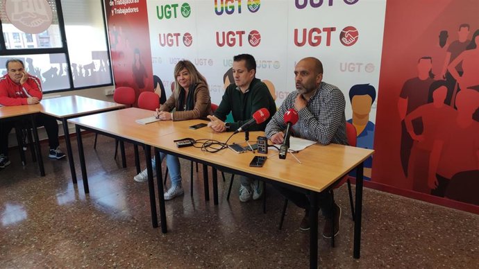 Los trabajadores de Talleres Estaca denuncian los impagos de nóminas desde enero.