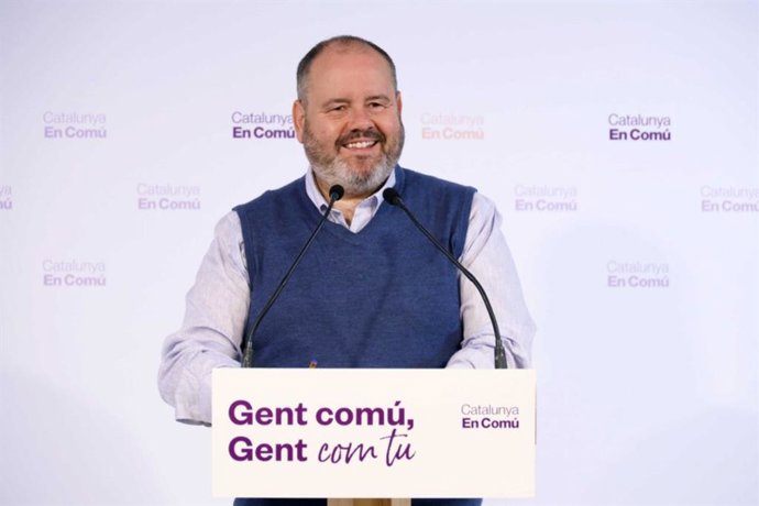 El portavoz de los comuns, Joan Mena, en rueda de prensa