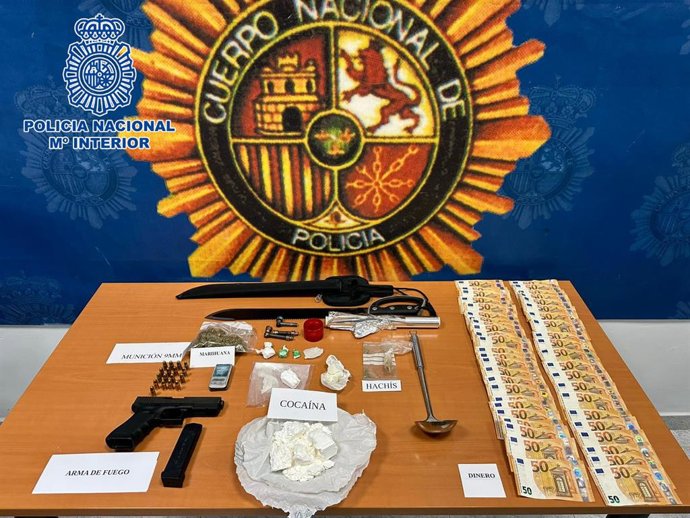 Droga, dinero y objetos intervenidos.