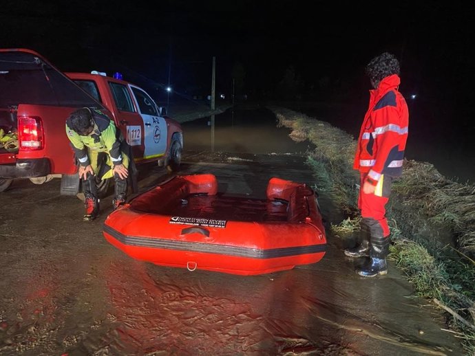 El Consorcio de Bomberos de Huelva interviene esta madrugada en la evacuación de varias personas por las fuertes lluvias.