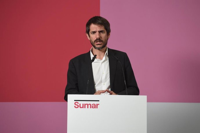 El portavoz de Sumar, Ernest Urtasun, durante una rueda de prensa, en el Espacio Rastro, a 30 de octubre de 2023, en Madrid (España). Durante la comparecencia, Urtasun ha hablado de los ataques de Israel a Gaza, considerándolos como crímenes de guerra.