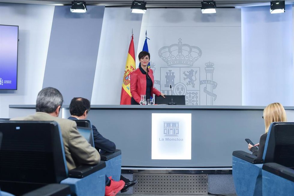 La ministra de Política Territorial y portavoz del Gobierno en funciones, Isabel Rodríguez, a su llegada a una rueda de prensa posterior a la reunión del Consejo de Ministros, en el Palacio de la Moncloa, a 24 de octubre de 2023, en Madrid (España). El