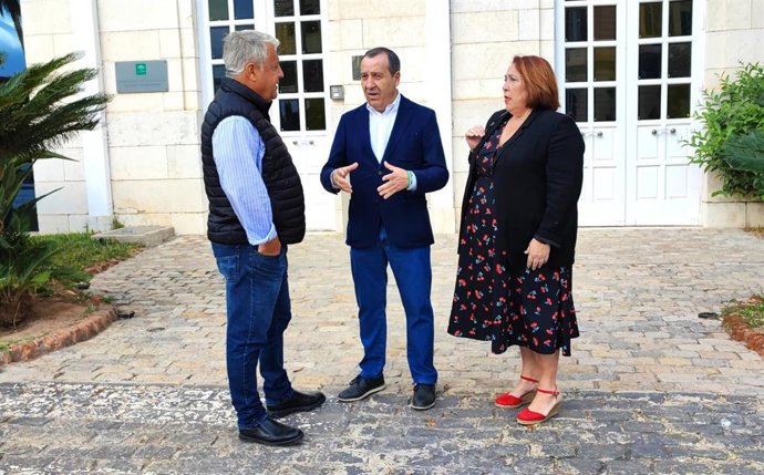 El coordinador del Gabinete Parlamentario del PSOE de Málaga, José Luis Ruiz Espejo, junto con los concejales socialistas Mari Carmen Martín y Salvador Trujillo
