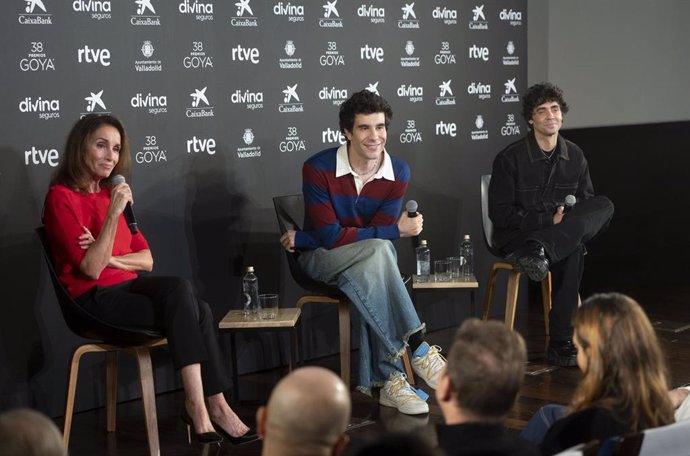 (I-D) La cantante Ana Belén y los directores de cine y guionistas Javier Calvo y Javier Ambrossi ofrecen una rueda de prensa como presentadores de los Premios Goya 2024, en la Academia de Cine, a 30 de octubre de 2023, en Madrid (España).