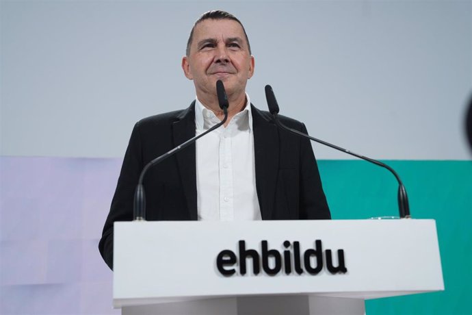 El coordinador general de EH Bildu, Arnaldo Otegi, durante una rueda de prensa en San Sebastián, para hablar de su postura sobre la investidura de Pedro Sánchez