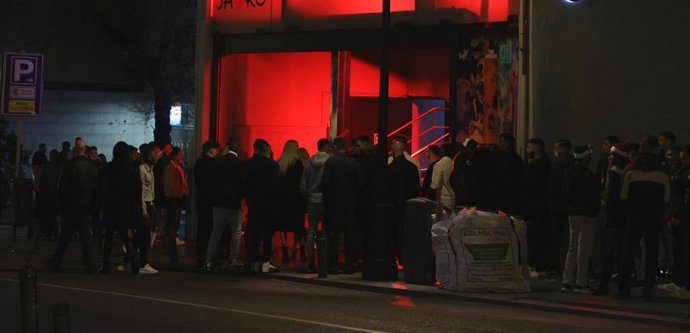 Archivo - Un grupo de personas espera para entrar a una fiesta.- Archivo