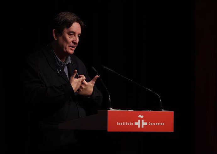 Archivo - El director del Cervantes, Luis García Montero, interviene durante la presentación del Anuario del Instituto Cervantes 