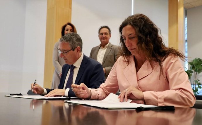 La consejera de Inclusión Social, Juventud, Familias e Igualdad, Loles López, y el presidente de la Diputación Provincial de Málaga, Francisco Salado, en la firma de la renovación del convenio para garantizar la ayuda a domicilio
