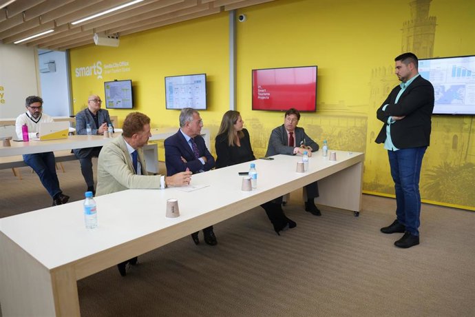 El alcalde de Sevilla, Jose Luis Sanz, ha mantenido una reunión de trabajo con la Smart Tourism Office.