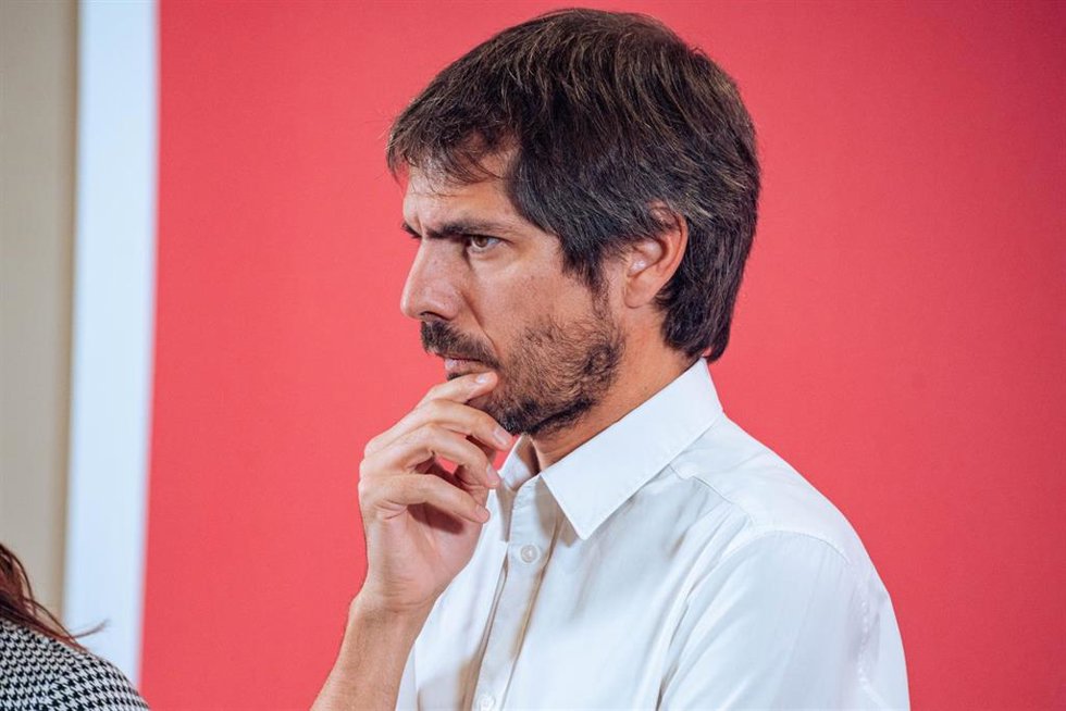 El portavoz de Sumar, Ernest Urtasun, durante una rueda de prensa de Sumar, en el Espacio Rastro, a 16 de octubre de 2023, en Madrid (España).