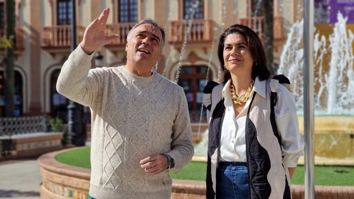 La delegada de Economía, Hacienda y Fondos Europeos y de Industria, Energía de Minas de la Junta en Huelva, Lucía Núñez, junto al alcalde de La Palma del Condado, Manuel García Félix.