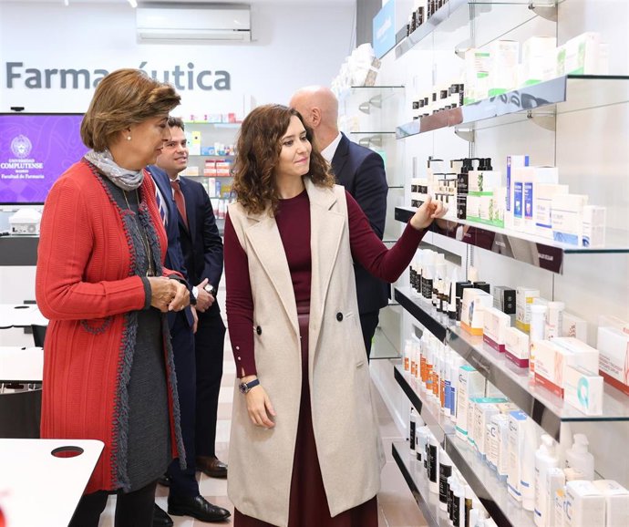 La presidenta de la Comunidad de Madrid, Isabel Díaz Ayuso (c), durante la presentación de las ayudas para la atracción del talento investigador de la Comunidad de Madrid, en la Facultad de Farmacia de la Universidad Complutense