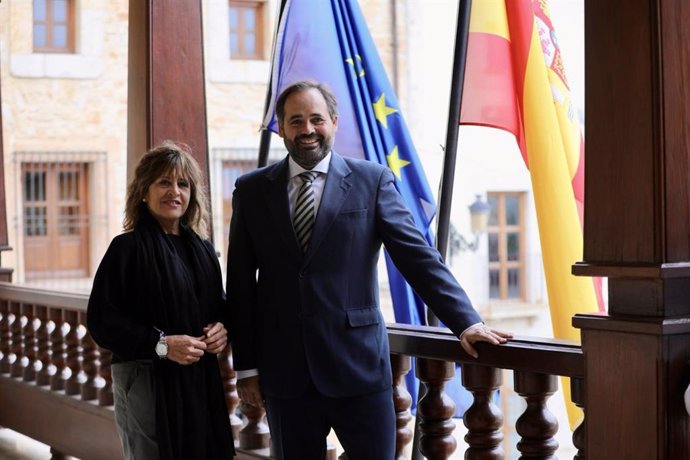 El presidente del PP de C-LM, Paco Núñez, junta a la alcaldesa de Mota del Cuervo, Irene Cabrera.