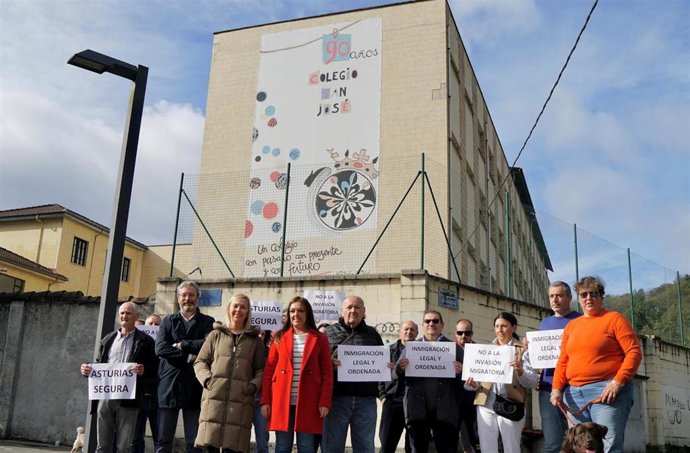 Carolina López, cuarta por la izquierda